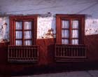 Deux fenêtres dans les couleurs traditionnelles de Pátzcuaro.