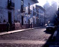 Une rue du centre de Pátzcuaro au petit matin.