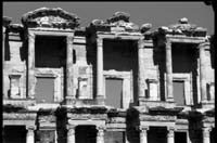 Le haut de la façade de la bibliothèque de Celsus.
