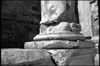 Pied de colonne de la bibliothèque de Celsus.