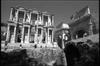 La porte d'Auguste et la bibliothèque de Celsus.